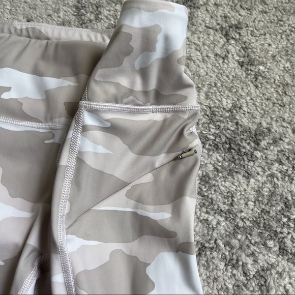 đť…şAthleta Contender Tight 7/8 Athletic Legging White Camo Print Size XS - Picture 4 of 13